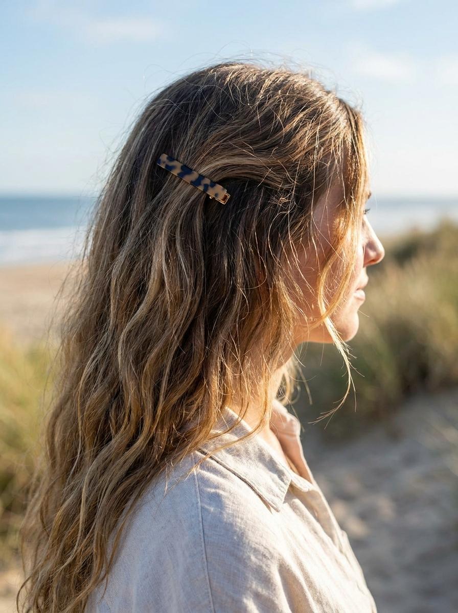 Offene Beach Waves mit Haarspange - Sommerfrisur für lange Haare